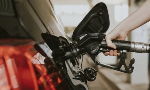 Con aumento de $ 600 en la gasolina inicia el 2024 (Rawpixel)