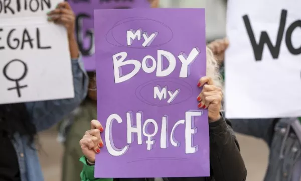 Francia está cerca de convertirse en el primer país en incluir el aborto en su Constitución (Freepik)