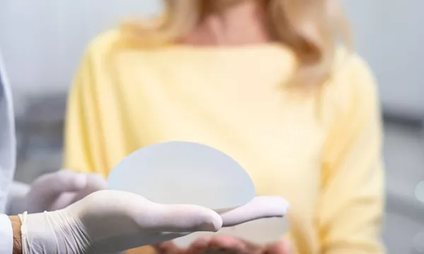 Implantes-estetica-cirugia(freepik).jpg