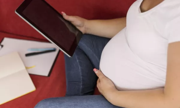 Así será la ley que brinda garantías a estudiantes gestantes, en periodo de lactancia y en licencia de paternidad (Freepik)