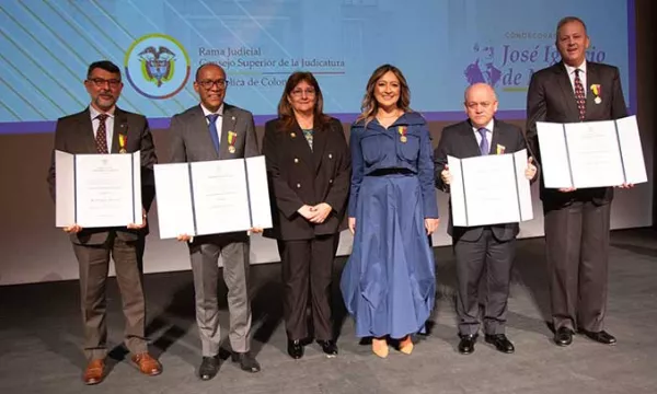 CONDECORACION-JOSE-IGNACIO-MARQUEZ(MINJUSTICIA)