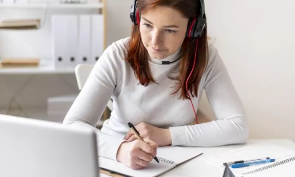 Se pueden vincular docentes por prestación de servicios, siempre que no se encubra una relación laboral (Freepik)