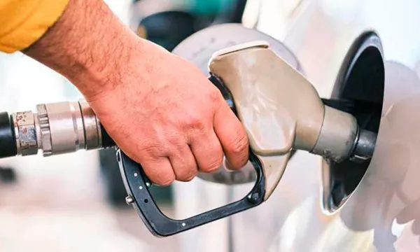 Gasolina-combustible-tanqueo(CanalInstitucional).jpg