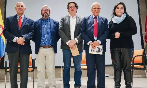 Presenta la obra ‘Democracia bloqueada’ de Alfonso Gómez Méndez