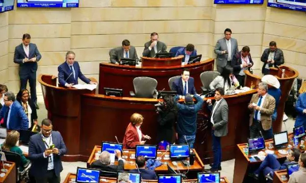 Senado hundió la consulta popular y revivió estudio del proyecto de reforma laboral (Senado)