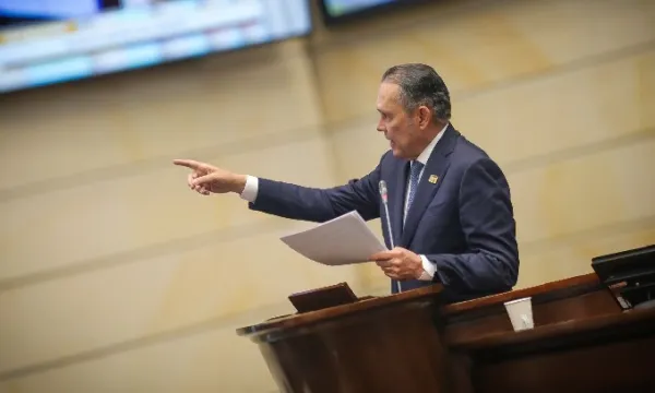 Partidos políticos y gremios califican de golpe al Estado de derecho consulta popular mediante decreto (Senado)