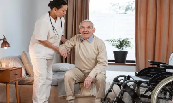 Amparan derechos a la salud y dignidad humana de mujer de 100 años que requería servicio de cuidador (Freepik)