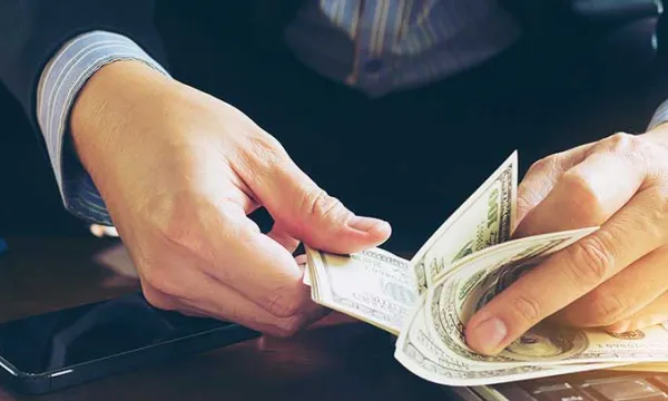 billetes-empresario-contarfreepik.jpg