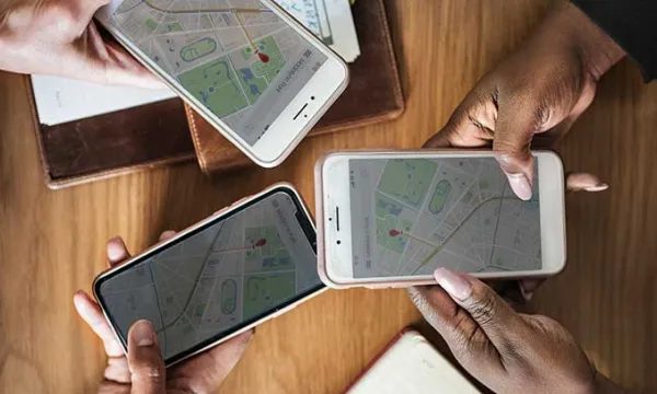 celular-personas-mapafreepik.jpg