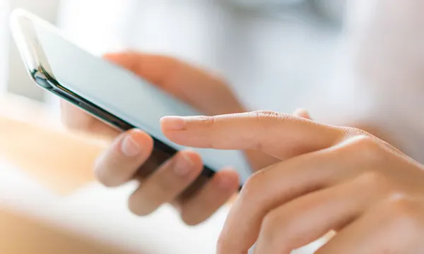 celular-usuario-mensajefreepik.jpg