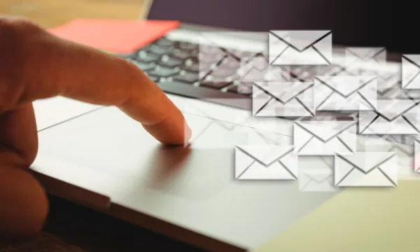 computador-correo-trabajofreepik.jpg