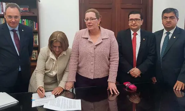 congreso-firmaminjusticia.jpg