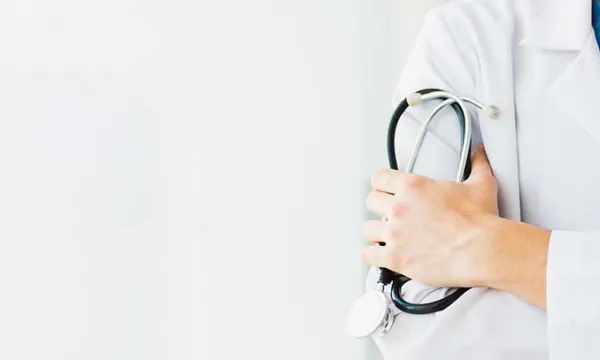 doctor-estetoscopio-batafreepik.jpg