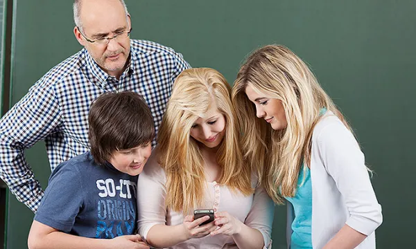 educacion-estudiantes-celularshut.jpg