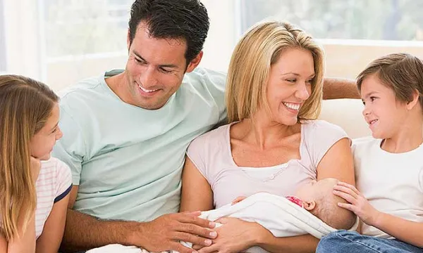 familia-padres-hijos-hogarthink.jpg
