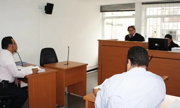 abogado-audiencia-juzgadojuanrivadeneira5-1509241807.jpg
