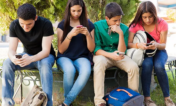 adolescentes-estudiantes-celularbig-1509242069.jpg