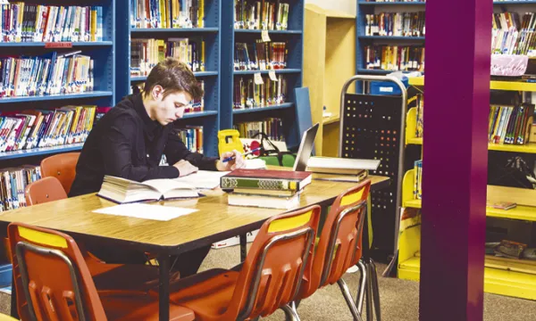 biblioteca-tesis-estudiantebigstock-1509241762.jpg
