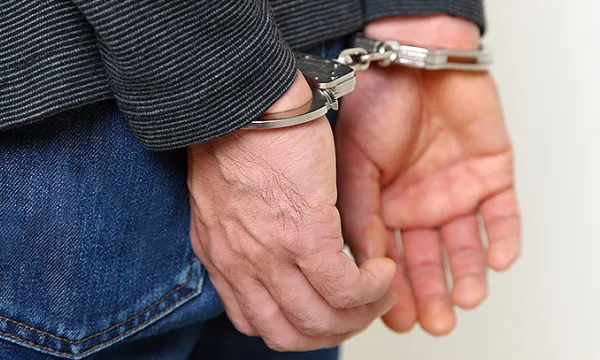 capturado-esposado-detenido2big-1509241907.jpg