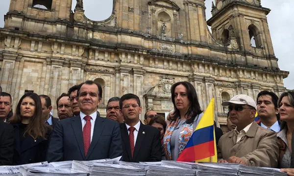 demanda-centrodemocratico-palacio-16-1509242047.jpg