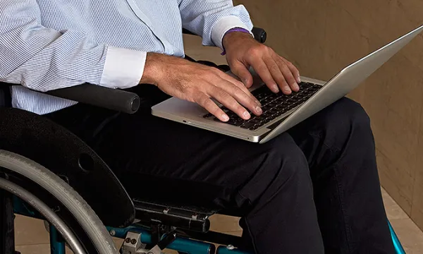 discapacitado-silladeruedas-computadorshut-1509241970.jpg