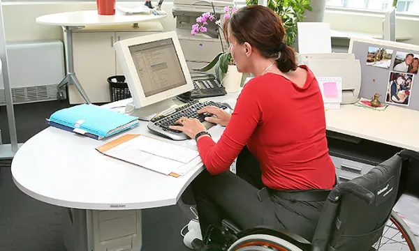 discapacitado-silladeruedas-trabajo2shut-1509242014.jpg