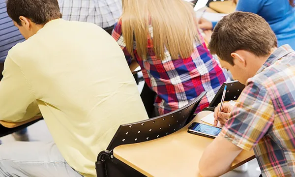 estudiantes-celular-universitariosshut-1509242060.jpg