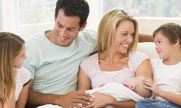 familia-padres-hijos-hogarthink-1509241615.jpg
