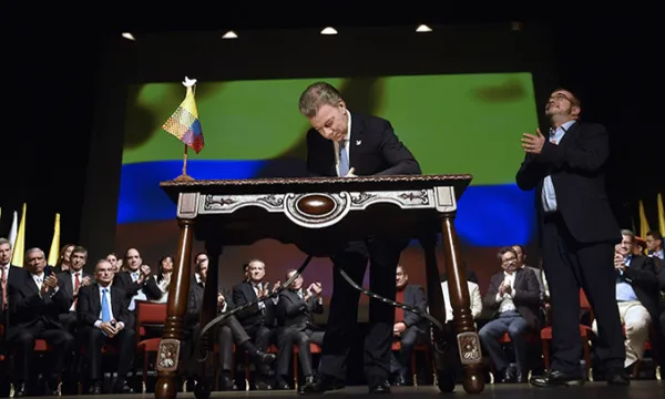 firma-nuevoacuerdo-pazpresidencia-1509241937.jpg