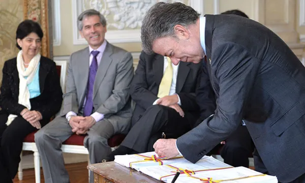 firmadecretos-2015-1509242288.jpg