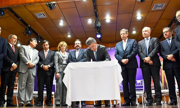 juridiccion-constitucional-presidente-firma-firmando-1509241617.jpg