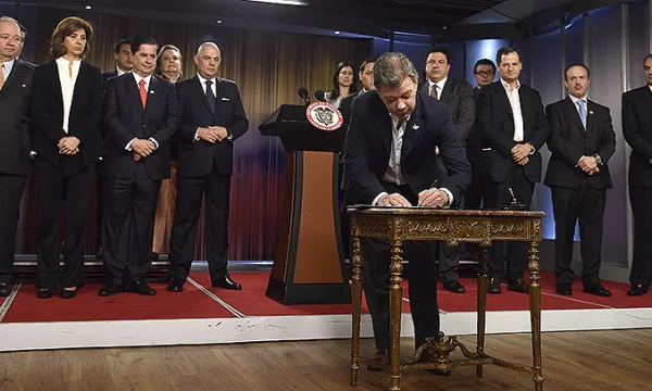 plebiscito-firma-decreto-dialogospres-1509242074.jpg