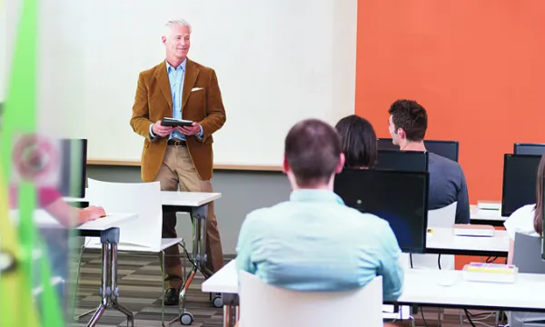 profesor-estudiantes-clasebigstock-1509241939.jpg