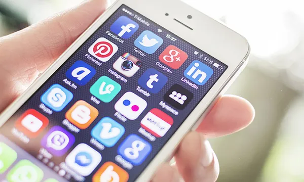 redessociales-celular-intenetshut-1509242056.jpg