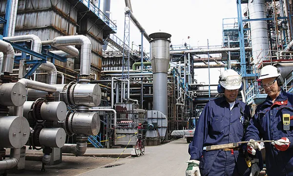 refineria-petroleo-trabajadoresshut-1509241984.jpg