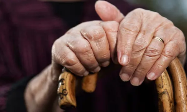 pension-abuelos-manosgettyimages.jpg