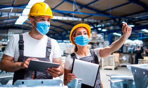 trabajadores-fabrica-mujerfreepik.jpg