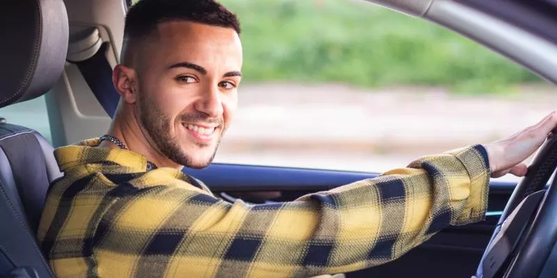 ¿Qué debe hacer quien sacó la licencia de conducción siendo menor de edad y cumple 18 años? (Freepik)