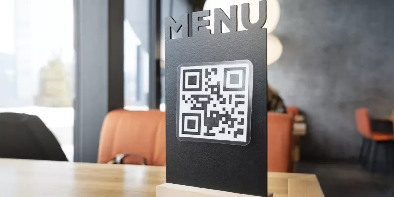 Restaurantes siguen utilizando exclusivamente código QR para informar precios, medida que no está vigente (Freepik)