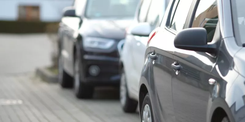 primer-plano-coche-negro-estacionamiento-fondo-borroso(freepik).jpg
