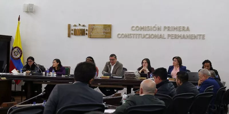 Proyecto que busca proteger a personas suplantadas, a un debate de aprobarse (TW Senado)