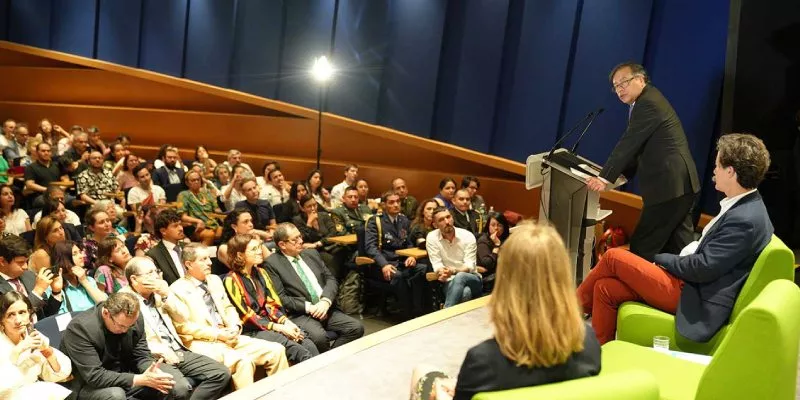 Encuentro-colombianos-Paris-23(presidencia)