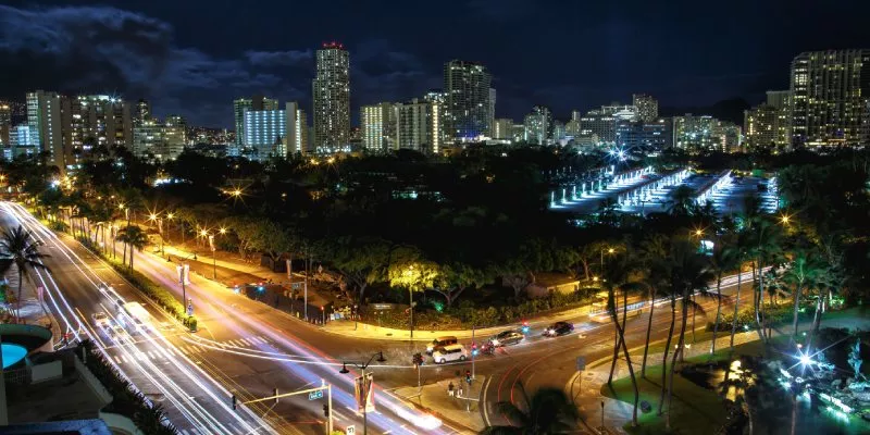 alumbrado-calles-ciudad-nocturna(freepik)