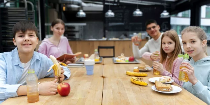 estudiantes-almorzando-cocina(freepik)