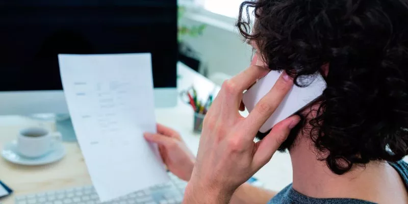 hombre-disenador-grafico-hablando-telefono-movil(freepik)