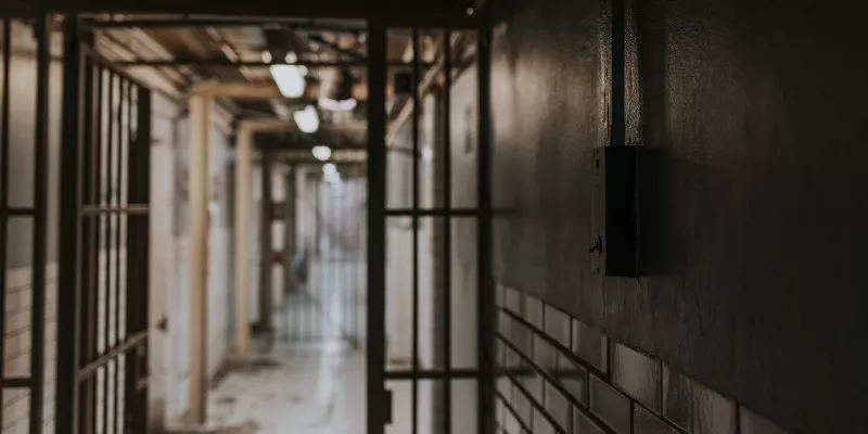 Radican ponencia para último debate al proyecto que elimina beneficios penales a feminicidas (Rawpixel)