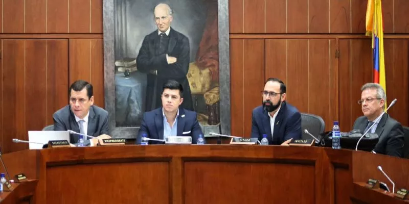 Durante un debate de control político, Ministro de Minas se comprometió a revisar tarifas de energía (Senado)