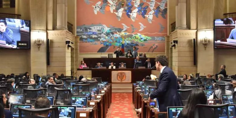 Cámara de Representantes aprueba proyecto que promueve competencia justa en el sector financiero (Cámara)