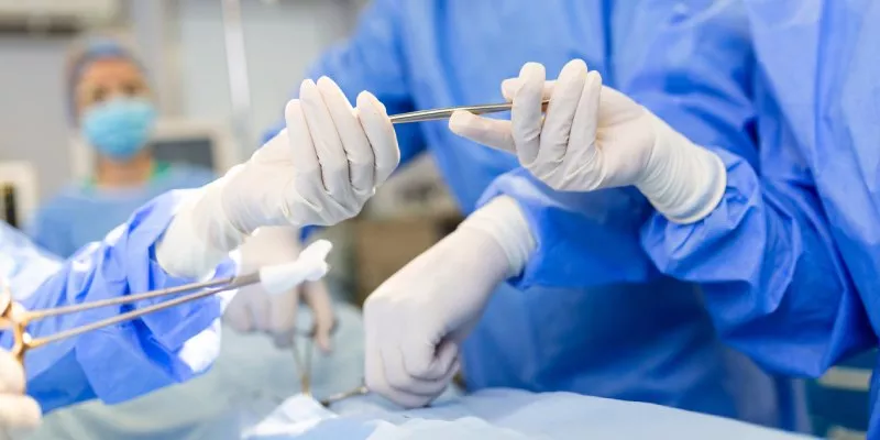 Condenan a seis médicos por falsificar títulos de especialistas en cirugías estéticas (Freepik)