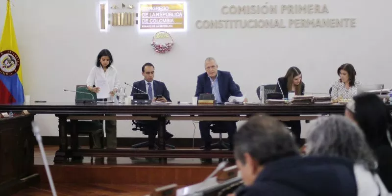 Aprueban en primer debate proyecto para prevenir la violencia vicaria impulsado por la oposición (Senado)